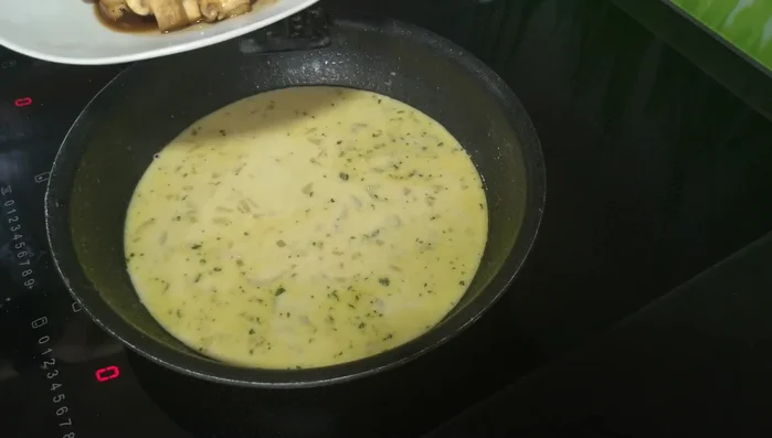 Champignons zur Zwiebelsauce geben.