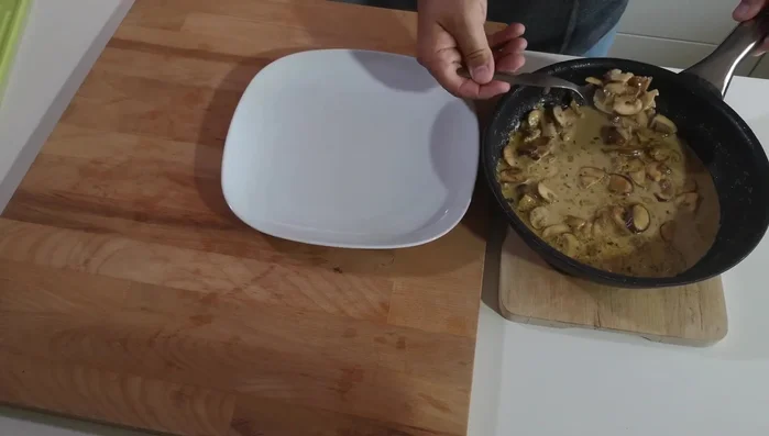 Hähnchenbrust aus dem Backofen nehmen, aufschneiden und mit der Sauce servieren.