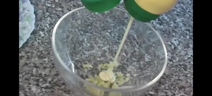 Knoblauch pressen, mit Mayonnaise vermischen und etwas Pfeffer hinzufügen (38.44).