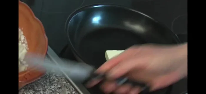 Butter in einer Pfanne schmelzen und das zerkrümmelte Toastbrot darin goldbraun anbraten (76.479).