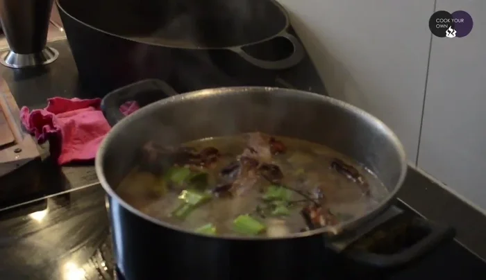 Pfeffer und Salz hinzufügen. (152.08)