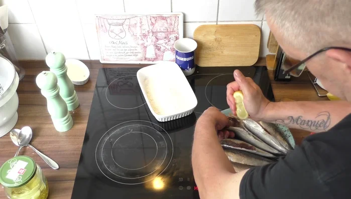 Die Heringe für 10 Minuten marinieren lassen.