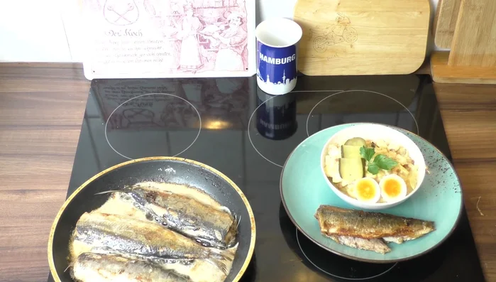 Kartoffelsalat vorbereiten (Rezept nicht im Video enthalten).