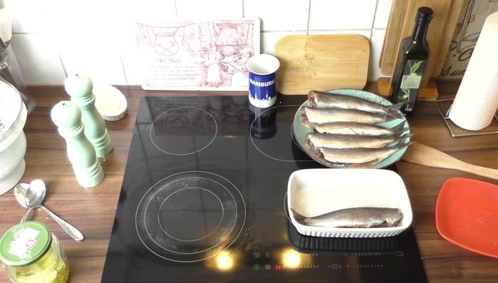 Heringe mit Salz, Pfeffer und Mehl würzen.