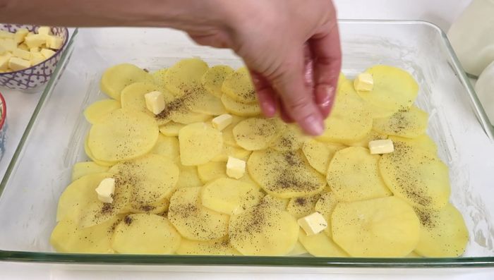 Brokkoliröschen daraufgeben, gegebenenfalls auseinanderziehen, damit die Schicht nicht zu dick ist.