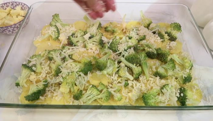 Mit etwas Gratin Käse bestreuen.