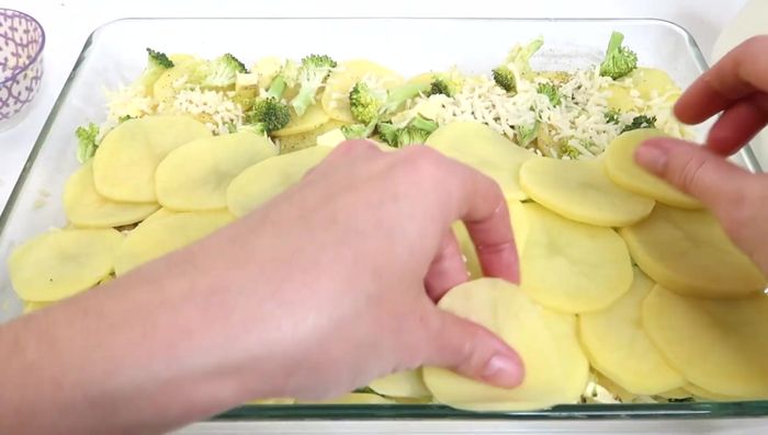 Letzte Schicht mit Kartoffeln belegen, nur salzen (nicht pfeffern), mit Butterflocken bestreuen.