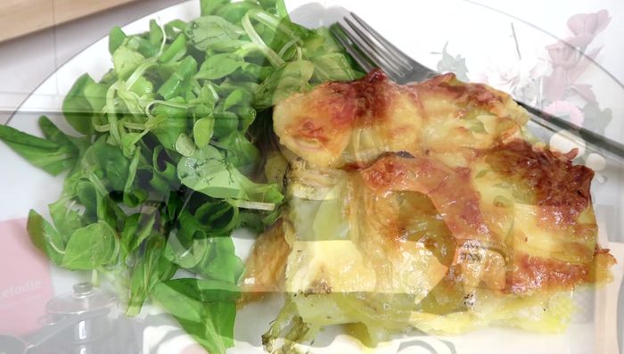 Gratin servieren (z.B. mit Feldsalat).
