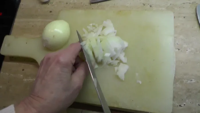 Zwiebeln fein hacken.