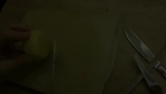 Kartoffeln würfeln (werden später hinzugefügt).