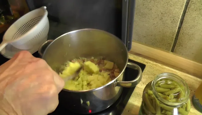 Gewürfelte Kartoffeln hinzufügen.