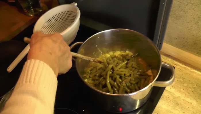Grüne Bohnen hinzufügen.