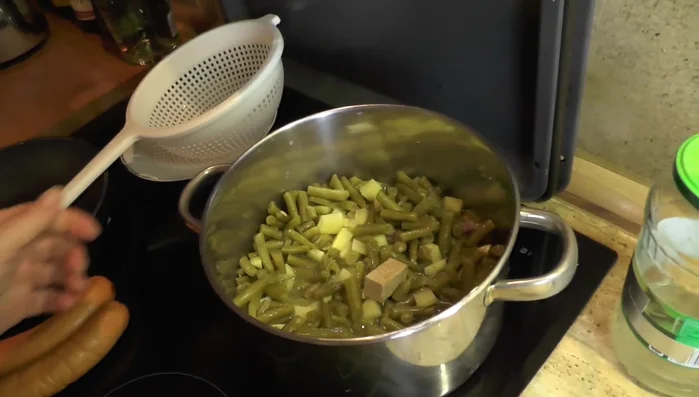 Bouillonwürfel, Liebstöckel und Bohnenkraut hinzufügen.