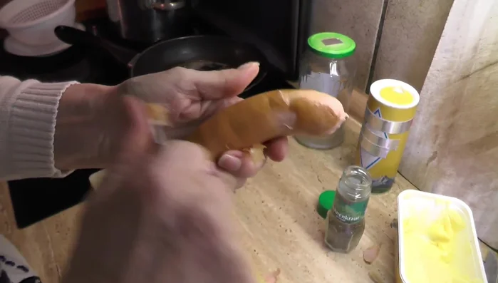 Würstchen in einer separaten Pfanne mit etwas Margarine anbraten.