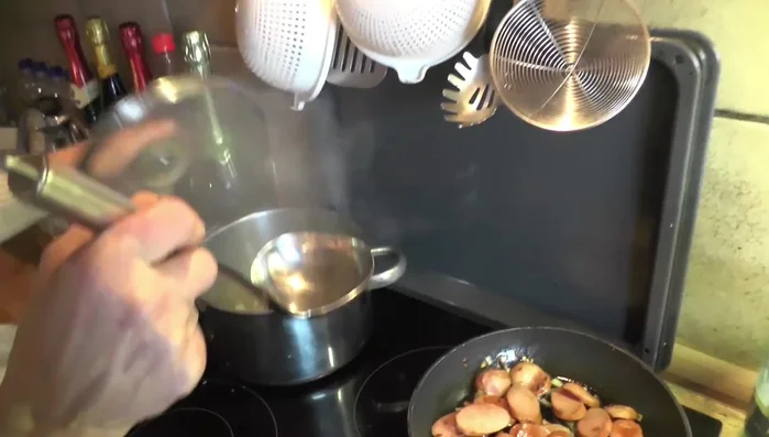 Gebratene Würstchen zum Eintopf geben.