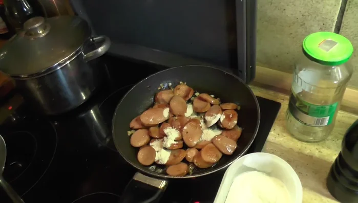 Mit Bouillon aufgießen.