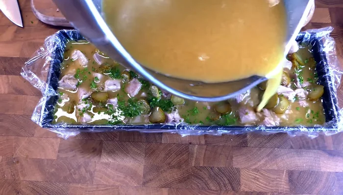 Mit dem Sud auffüllen, sodass das Fleisch vollständig bedeckt ist.