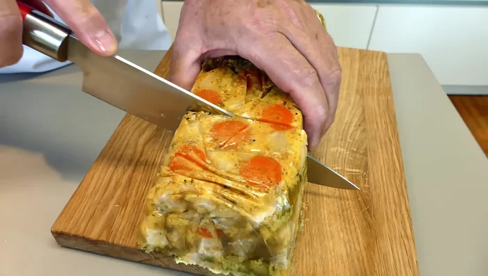 Sauerfleisch aus der Form stürzen und servieren.