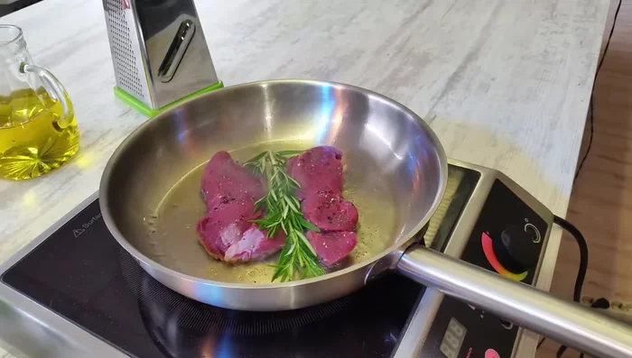 Rosmarin zum Anbraten hinzufügen.