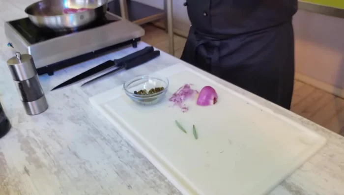 Medaillons wenden, bis sie auf beiden Seiten eine schöne Farbe haben.