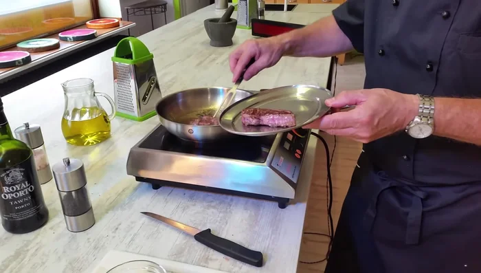 Medaillons aus der Pfanne nehmen und warm halten (z.B. auf einer Grillplatte bei 60-70°C).