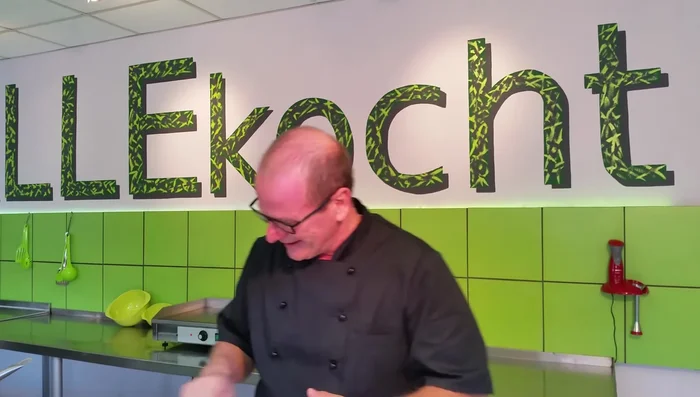 Medaillons aus der Rehkeule schneiden (quer zur Faser). Zwei Medaillons für das Rezept verwenden, den Rest für später aufbewahren.