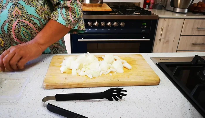 Eingelegten Ingwer hinzufügen. Dunkle Sojasauce unterrühren.