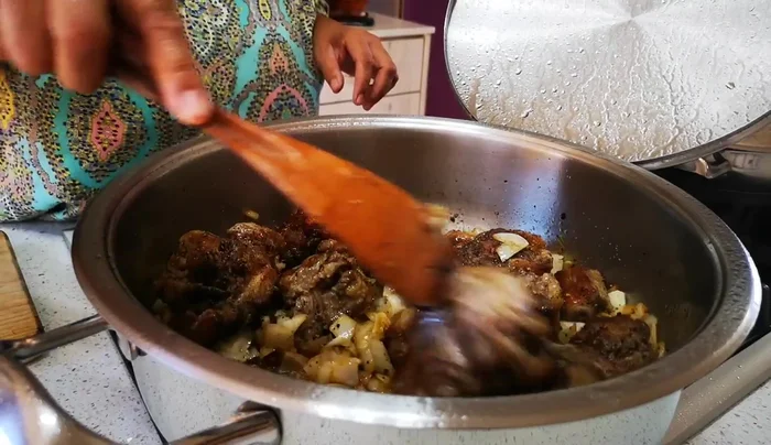 Wasser hinzufügen und ca. 2,5 Stunden köcheln lassen.