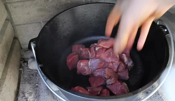 2 EL Pflanzenöl im Dutch Oven erhitzen. Rinderwürfel scharf anbraten, mit Salz und Pfeffer würzen.