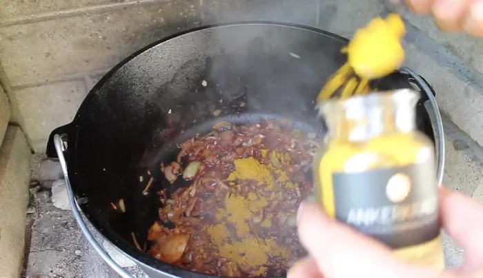 4 TL Madras Curry, Sojasoße und 100-150 ml Madeira unterrühren.