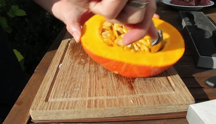 Hokkaido Kürbis schälen, Kerngehäuse entfernen und grob würfeln.