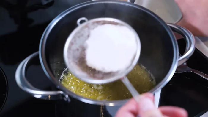 Mehl hinzufügen und eine Mehlschwitze herstellen.