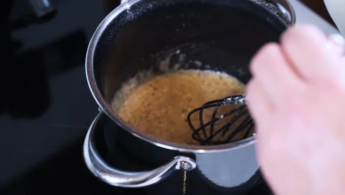 Nach und nach Milch unterrühren, bis eine cremige Masse entsteht.