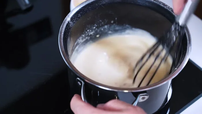 Gemüsebrühe, Lorbeerblatt, Muskat, Zucker, Estragon, Salz und Pfeffer hinzufügen.