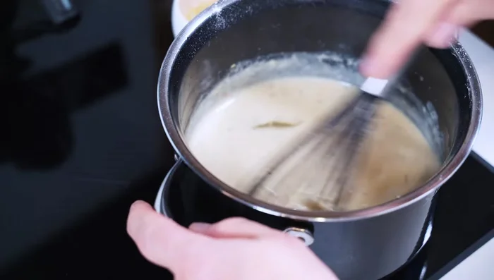 Die Soße 2 Minuten köcheln lassen.