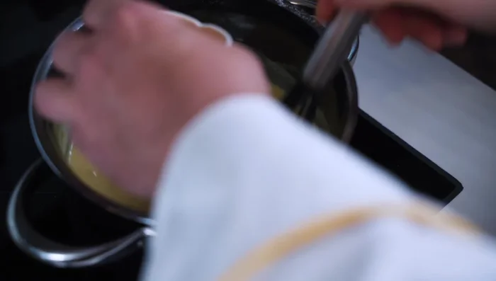 Mit Zitronensaft (und optional Weißweinessig) abschmecken.