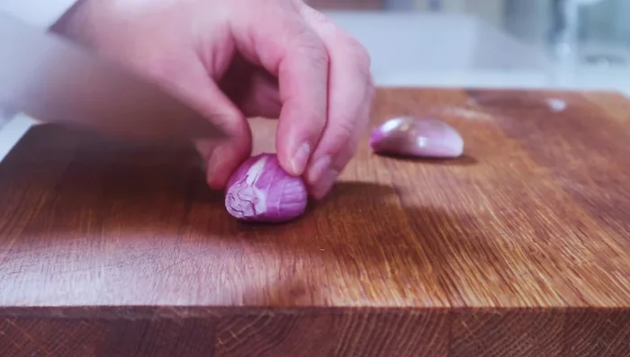 Schalotte schälen und würfeln.