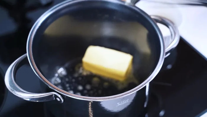 Butter in einem Topf schmelzen und die Schalotten darin glasig andünsten.