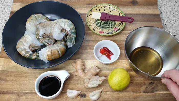 Die Marinade zubereiten: Sojasauce, Honig und den Saft einer halben Limette in eine Schüssel geben.