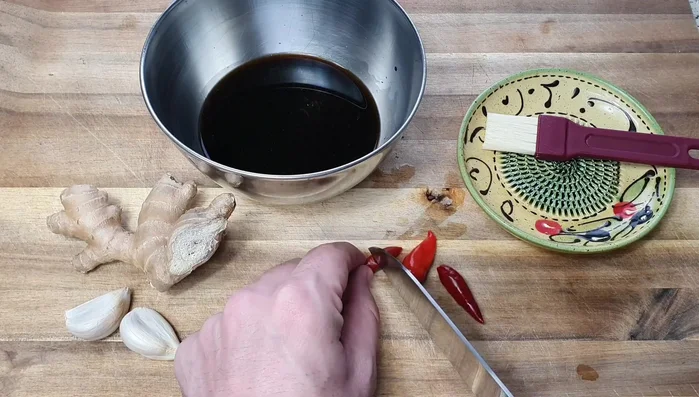 Piri Piri Chili in Ringe schneiden und hinzufügen.