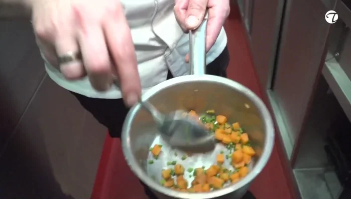 Bereiten Sie die Semmelknödel vor: Brötchen mit Buttermilch vermengen, flach drücken und dämpfen. (154.76)