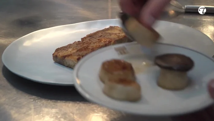 Servieren Sie das Roastbeef mit den geräucherten Karotten, den Kräuterseitlingen und den Semmelknödeln. (211.83)