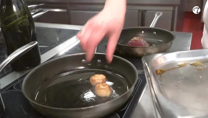 Braten Sie die Kräuterseitlinge an. (99.95)