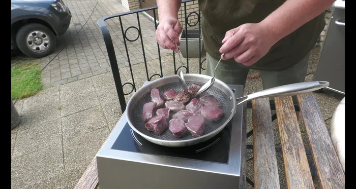 Medaillons aus der Pfanne nehmen und beiseite stellen. Bratensatz in der Pfanne belassen. [120.119]