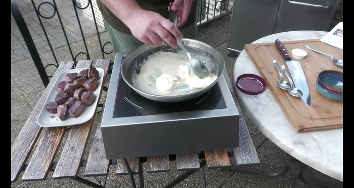 Bratensatz mit dem geschmolzenen Vanilleeis lösen. Mit Steakpfeffer würzen und leicht reduzieren. [182.76]