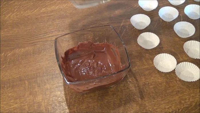 Die abgekühlten Mandeln unter die geschmolzene Schokolade mischen (141.16)