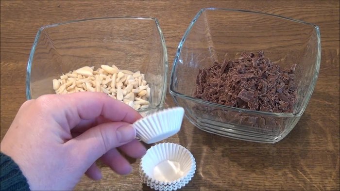 Mandeln in einer heißen Pfanne ohne Fett anrösten. Wichtig: Ständig in Bewegung halten, um ein Anbrennen zu verhindern (7.16)