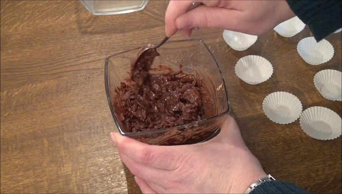 Die Mandel-Schokoladenmasse mit zwei Löffeln in die Papierförmchen (oder auf Backpapier) geben (166.28)