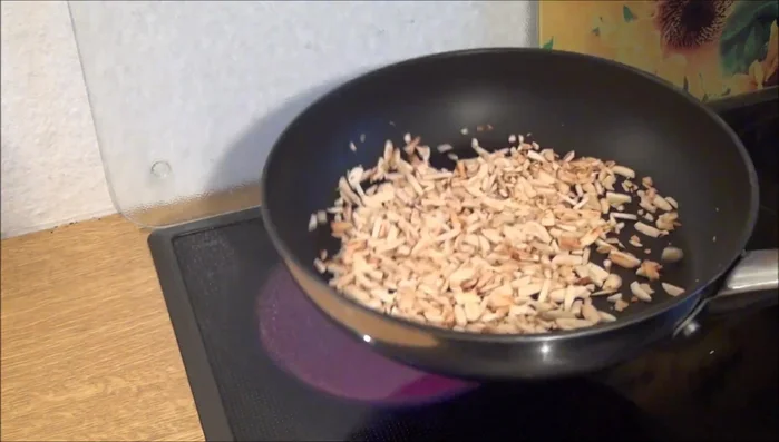 Sobald die Mandeln eine goldene Farbe haben, sofort aus der Pfanne nehmen und abkühlen lassen (54.44)