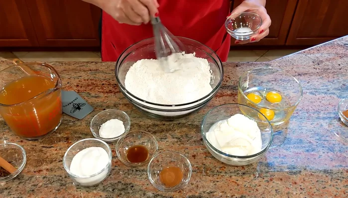 Trockene Zutaten vermischen: Mehl, Backpulver, Zucker, Zimt und Salz in einer Schüssel vermischen.